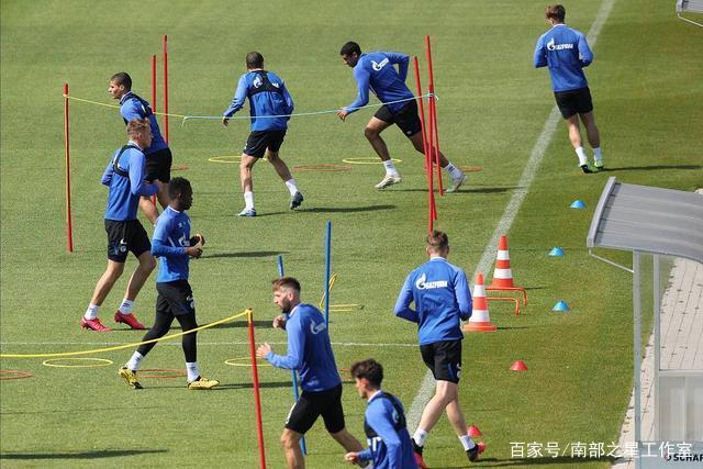曼联锁定纽卡后卫霍尔 热刺全力争取加克波